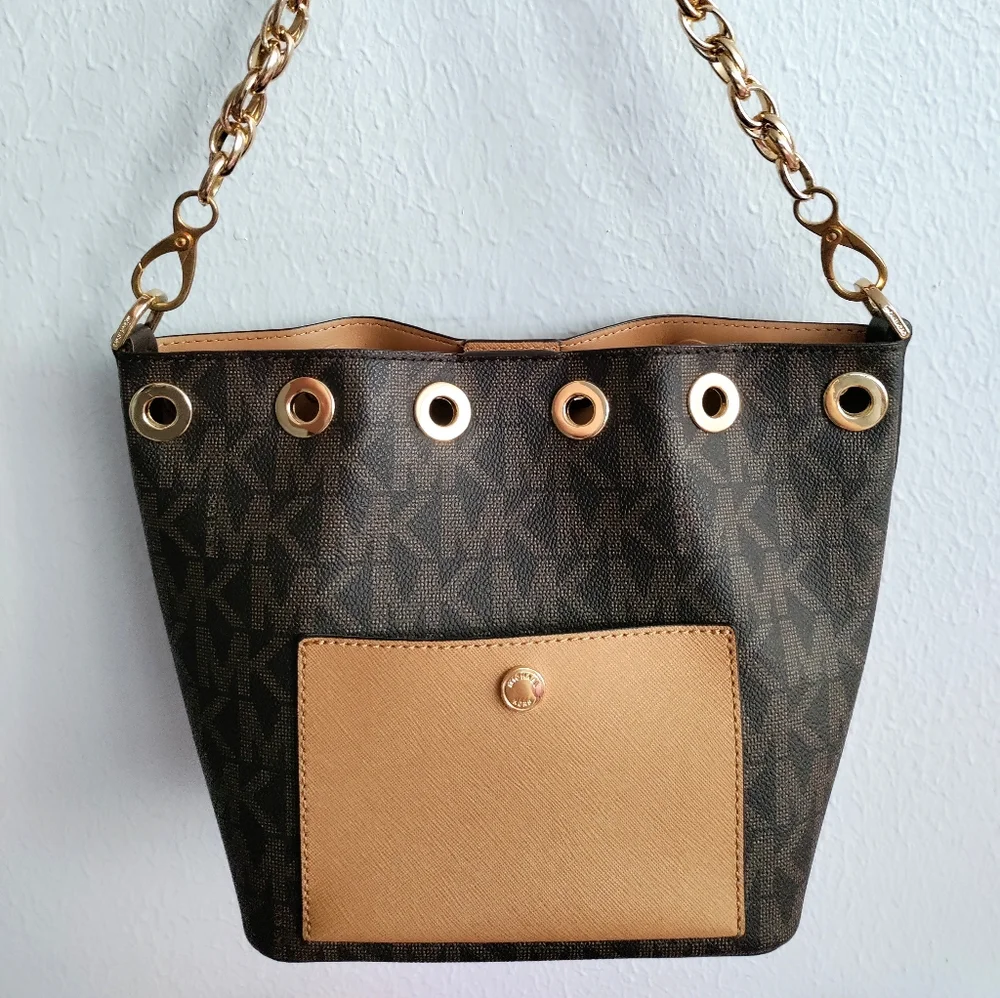 ✨NEW MICHAEL KORS BUCKET BAG MONOGRAM MK BROWN GOLD CHAIN✨ - Picture 1 of 7